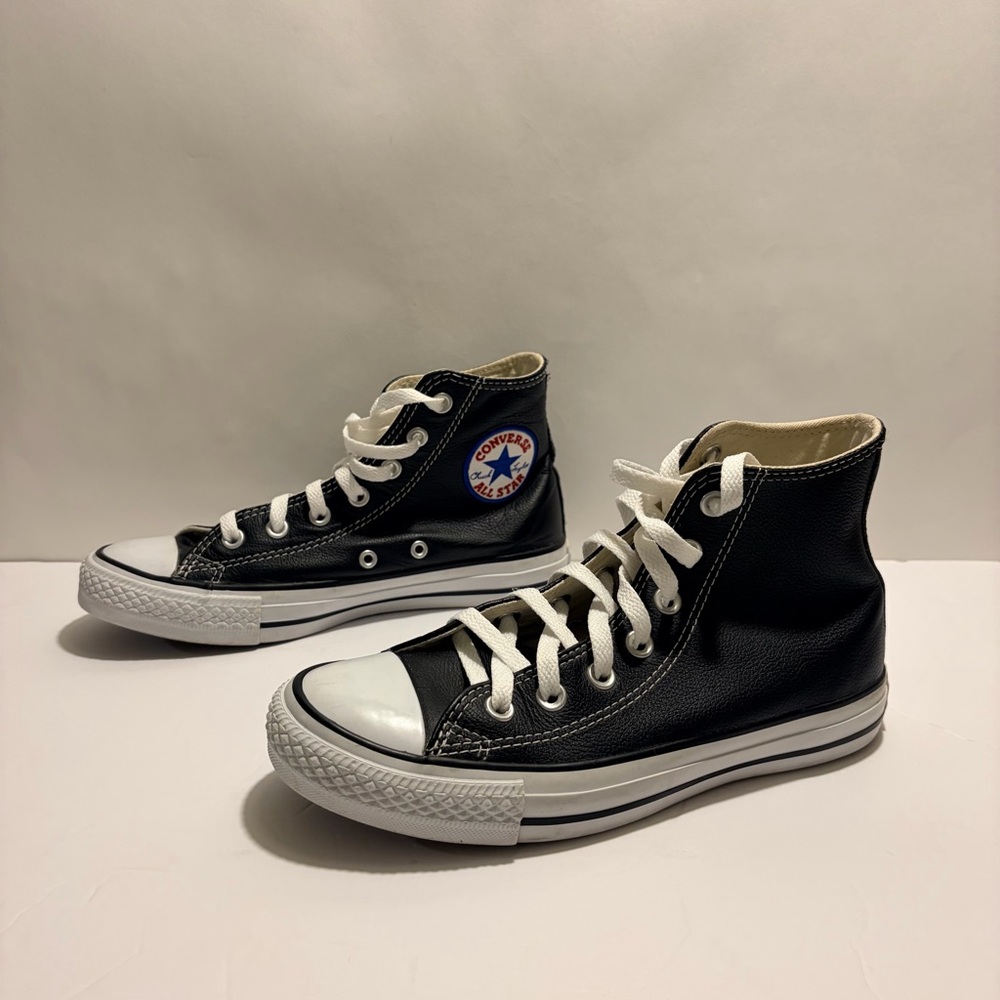 Converse Chuck Taylor All Star Leather High Top Sneaker in Black . - Picture 3 of 8